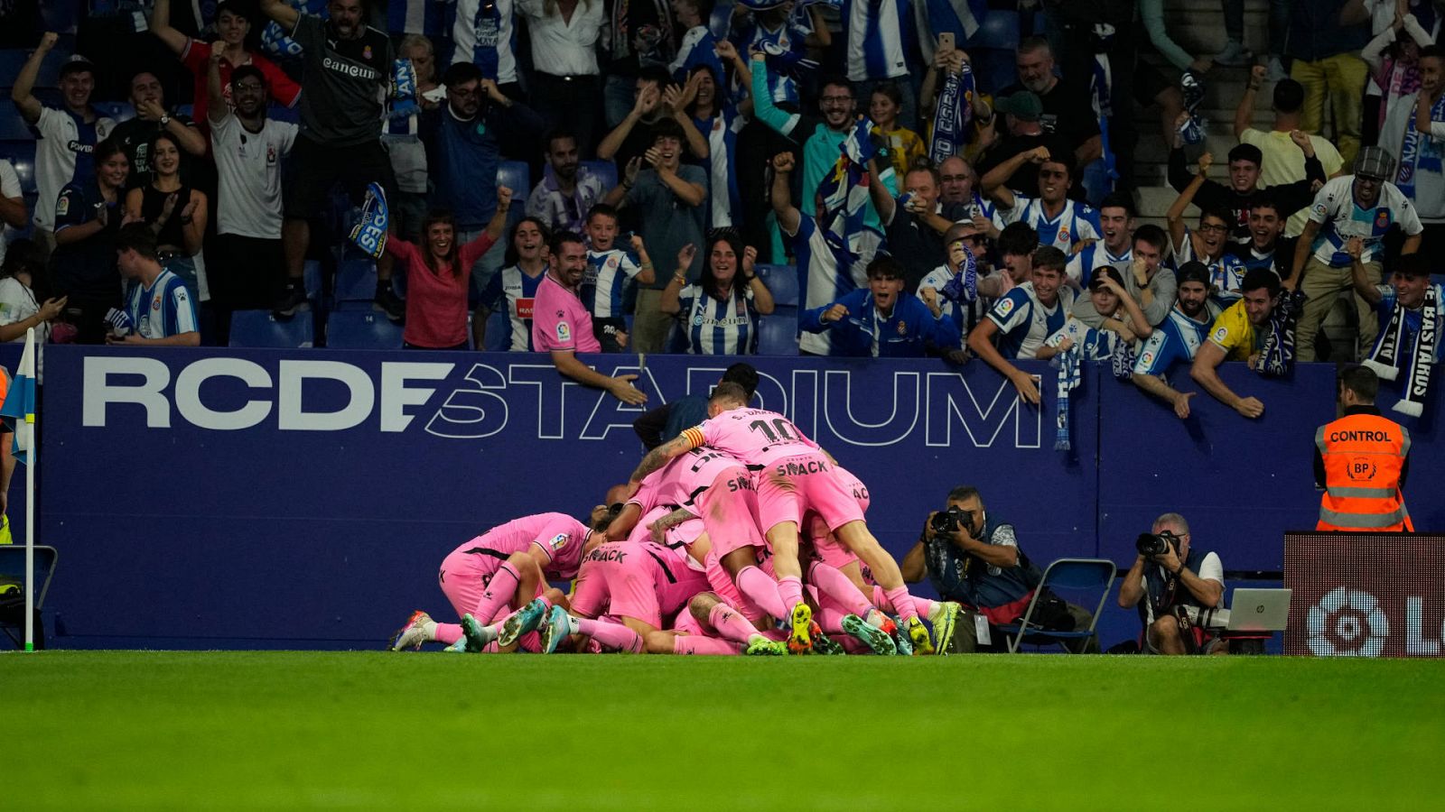 Los jugadores del Espanyol hacen una piña para celebrar el gol ante el Real Valladolid