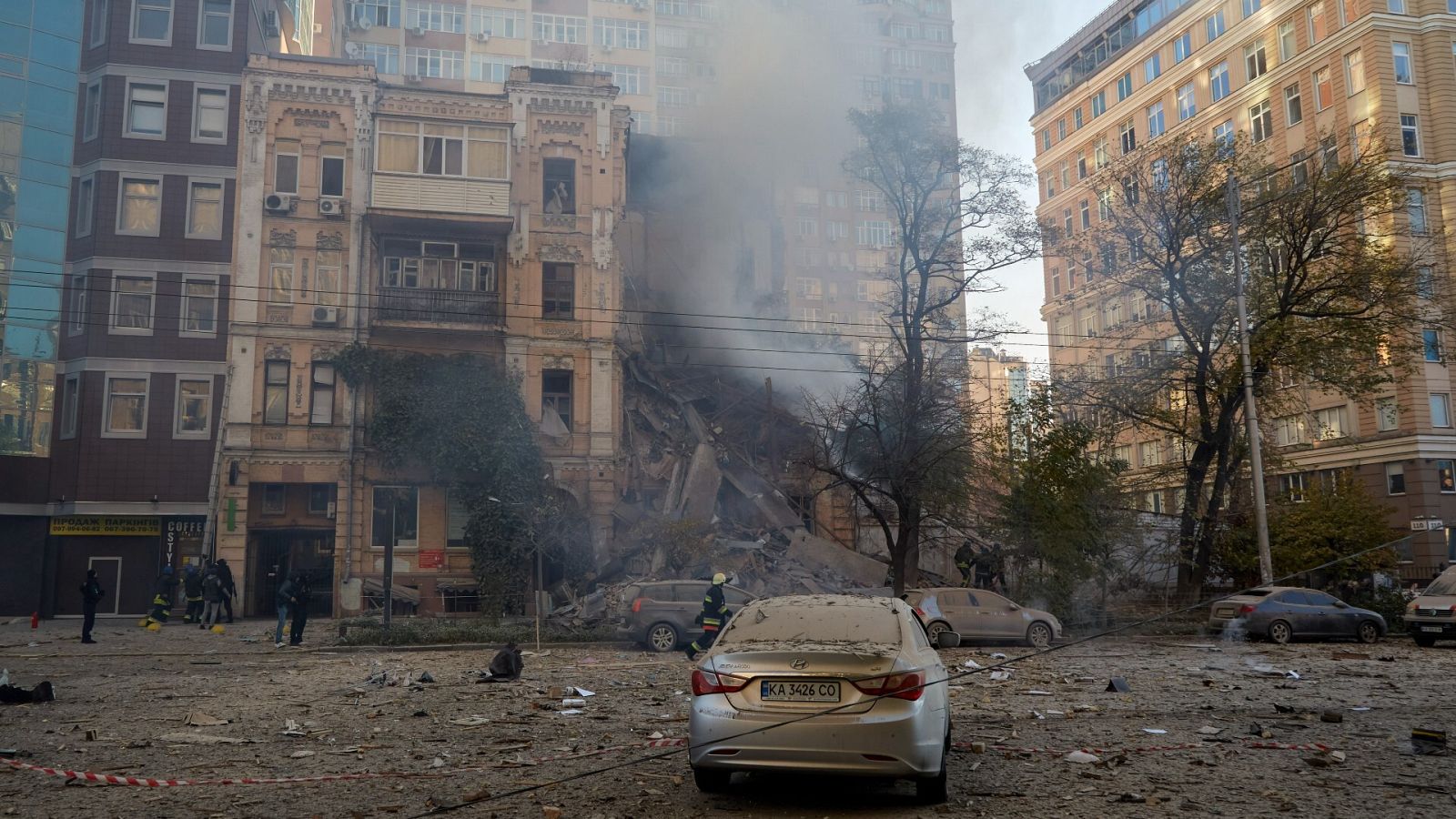  Equipos de rescate trabajan en el lugar de la explosión de un dron en el centro de Kiev