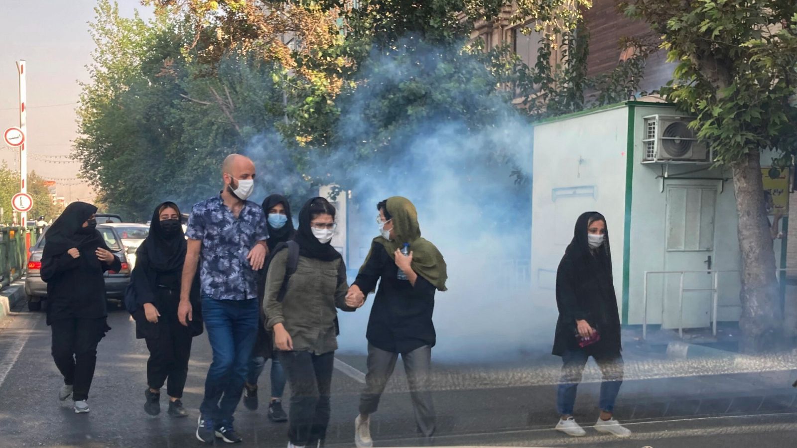 Las autoridades disparan gases lacrimógenos en las protestas frente a la Universidad de Teherán