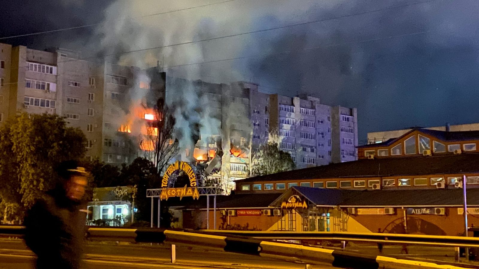 El lugar donde se ha estrellado un avión en un edificio residencial en Yeysk