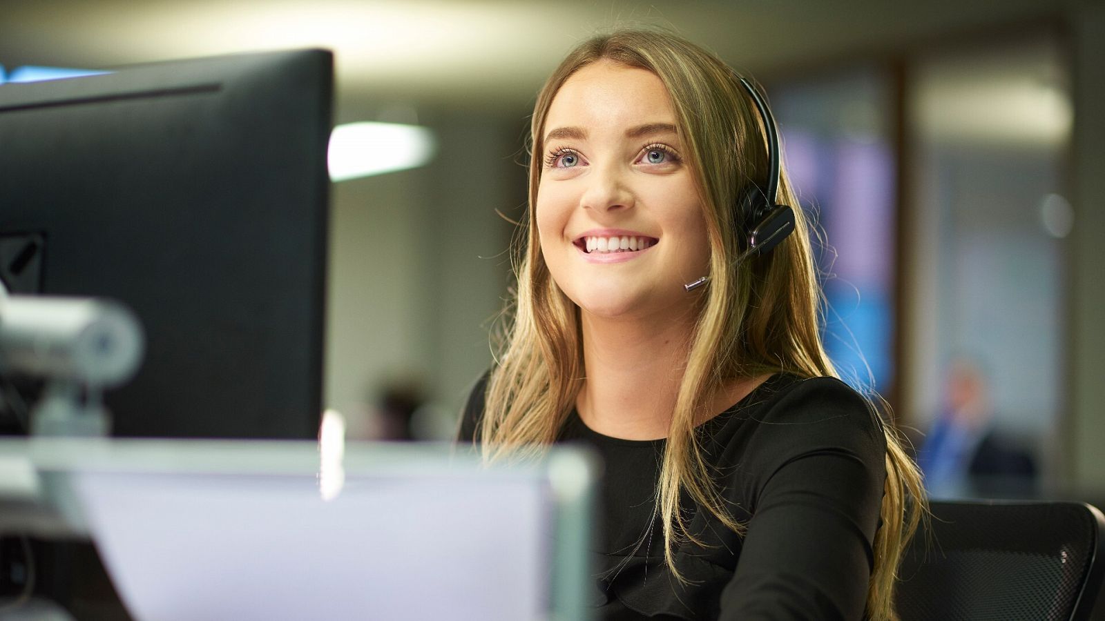 Una joven trabaja en la oficina