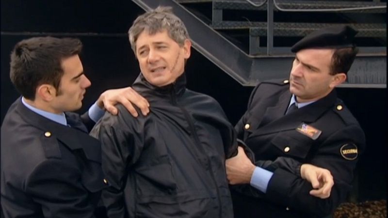 Imagen de la serie 'Agente 700', con Josema Yuste rodeado de agentes