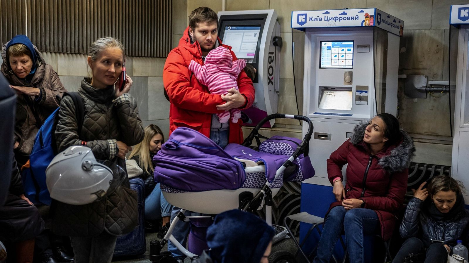 Ciudadanos ucranianos se refugian en el metro de Kiev