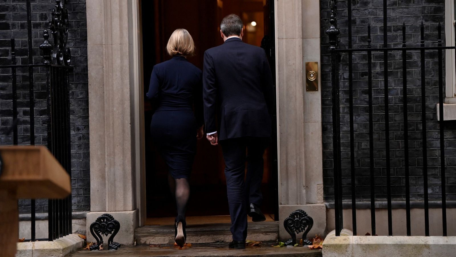 La primera ministra británica, Liz Truss, vuelve al número 10 de Downing Street tras anunciar su dimisión, el 20 de octubre de 2022. REUTERS/Toby Melville