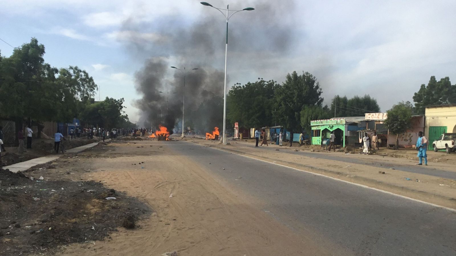 Los manifestantes han montado barricadas en las calles