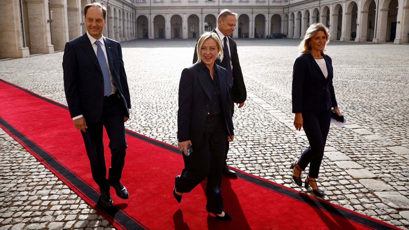 La líder de Hermanos de Italia, Georgia Meloni, llega al Quirinal para entrevistarse con el presidente italiano, Sergio Mattarerlla. REUTERS/Guglielmo Mangiapane