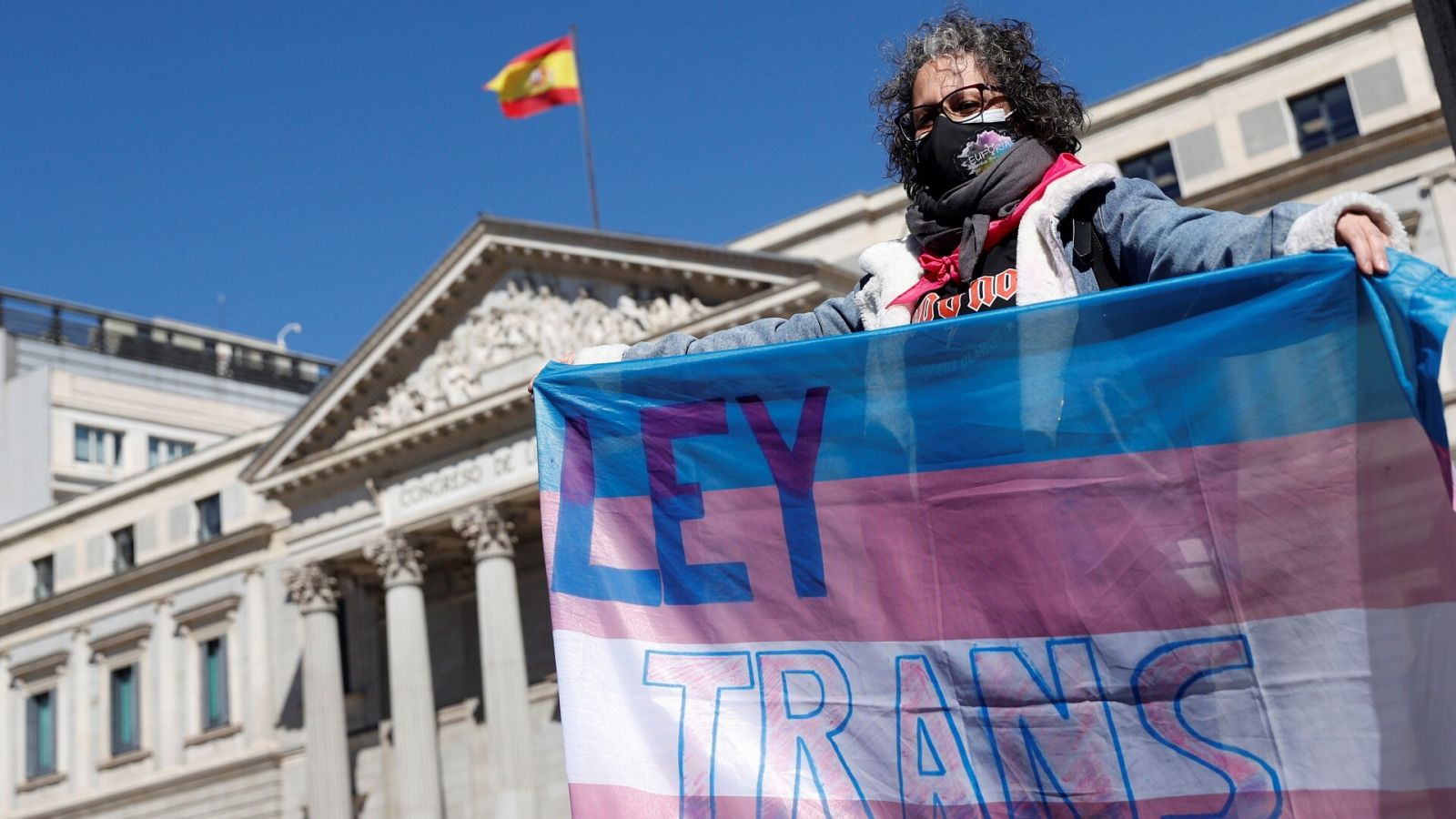 Una mujer se manifiesta en el Congreso para pedir que se apruebe la ley trans