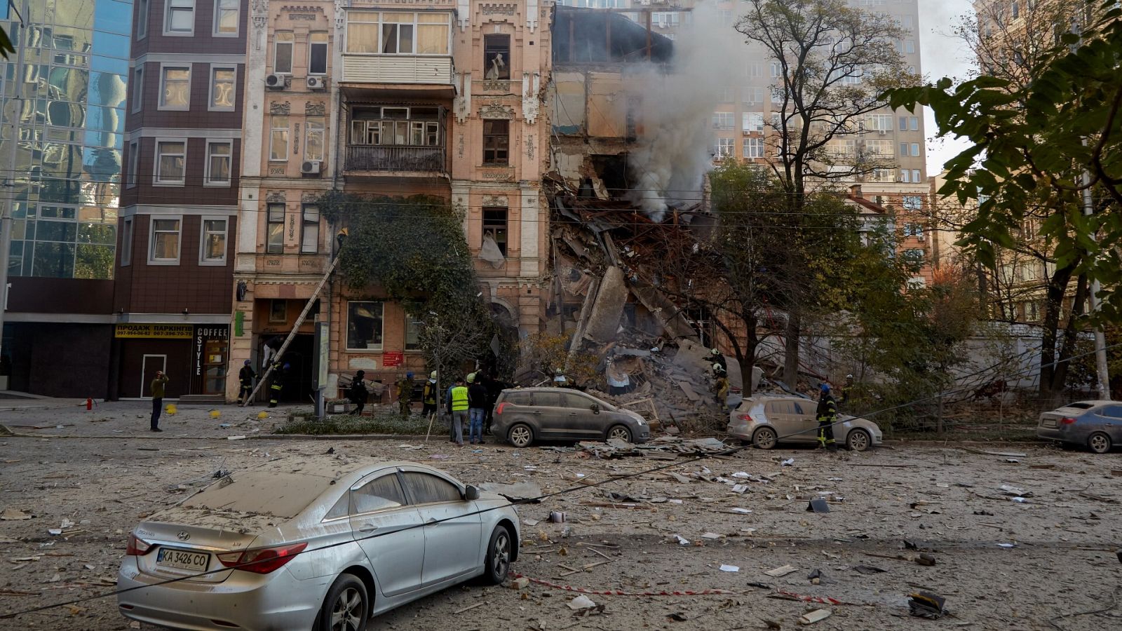 Imagen de un edificio residencial en Kiev destruido tras un bombardeo