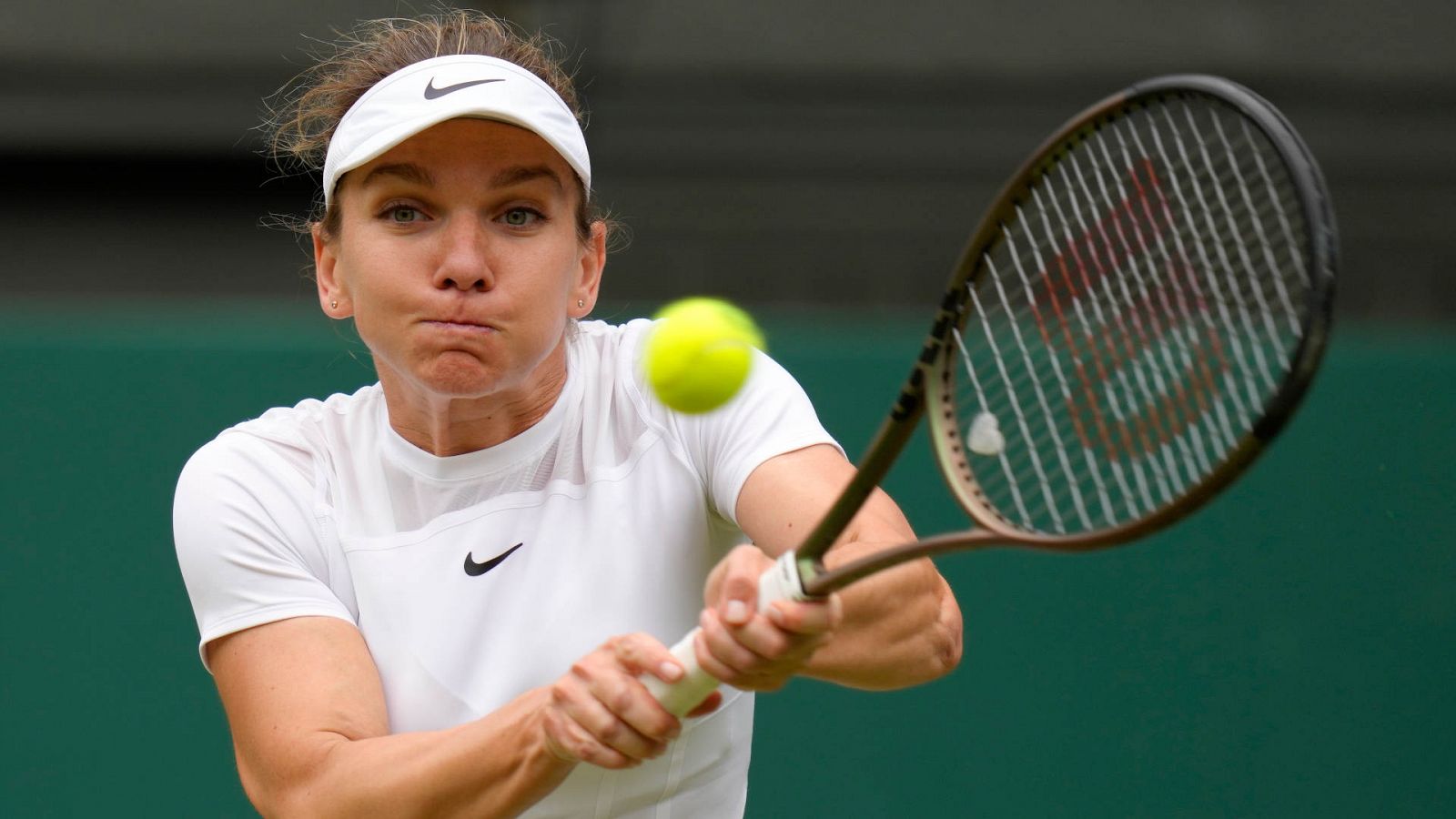 Simona Halep golpea una pelota durante el último torneo de Wimbledon