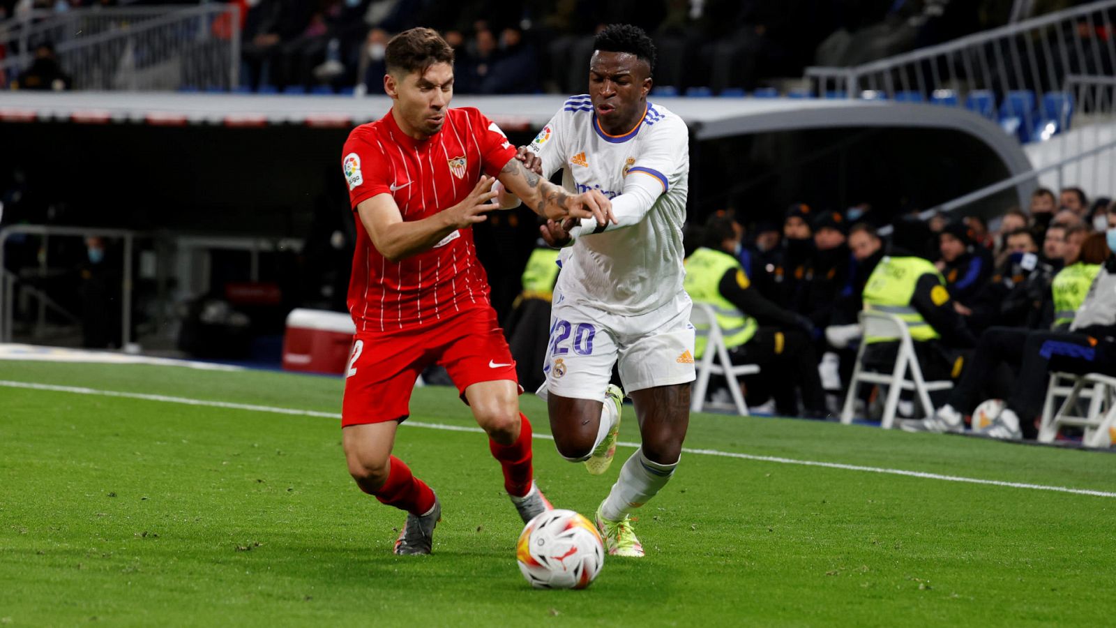 Vinicius (i) disputa el balón ante Montiel en el Real Madrid - Sevilla de la pasada temporada de Liga