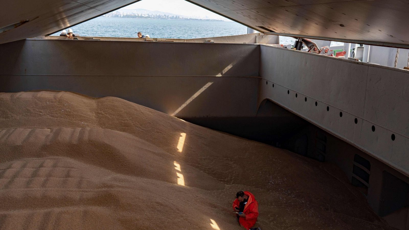 Imagen de un carguero lleno de grano ucraniano