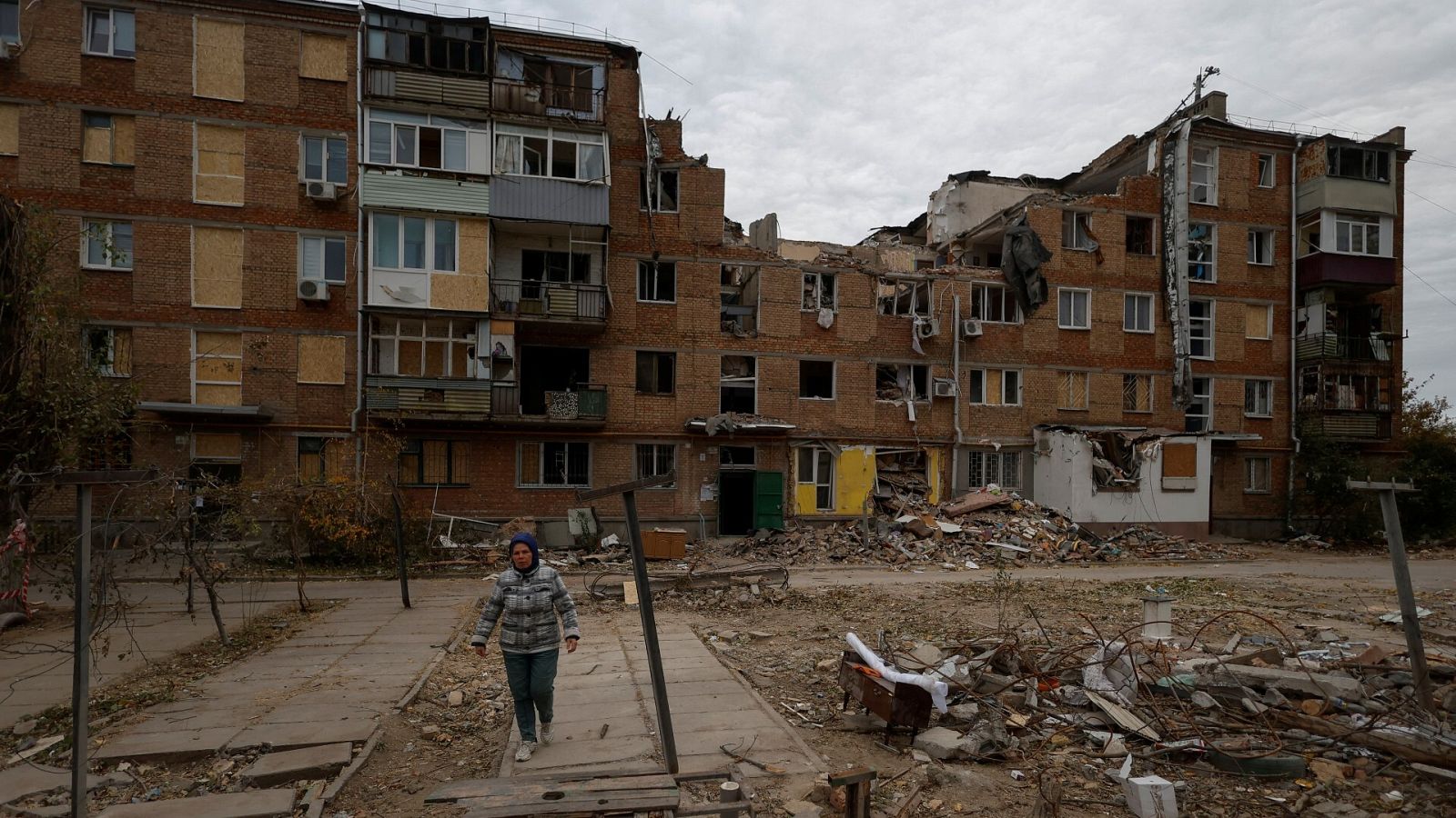 Un edificio de viviendas dañado por los bombardeos rusos en Mykolaiv