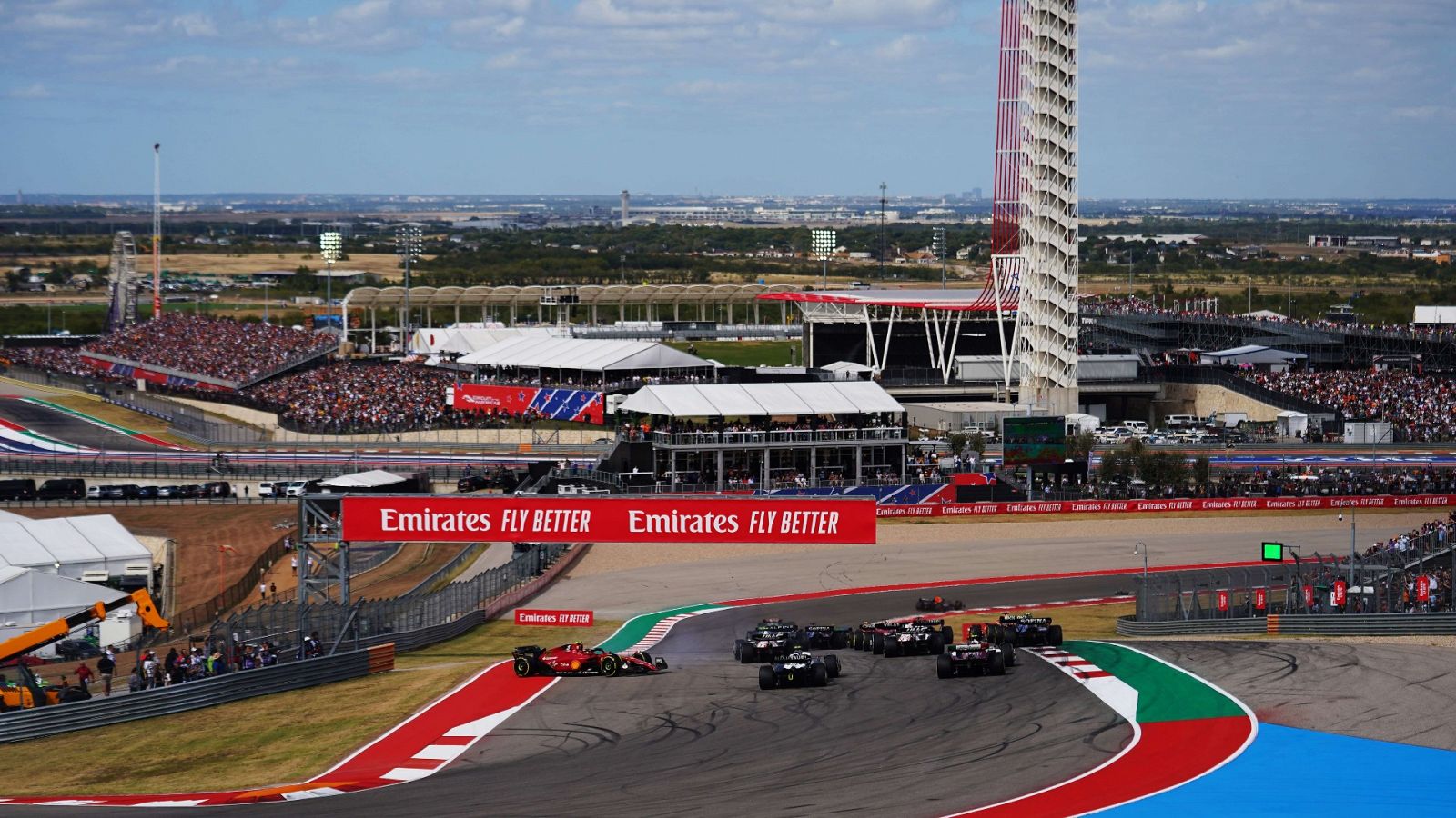 Carlos Sainz se vio envuelto en un accidente en la curva 1