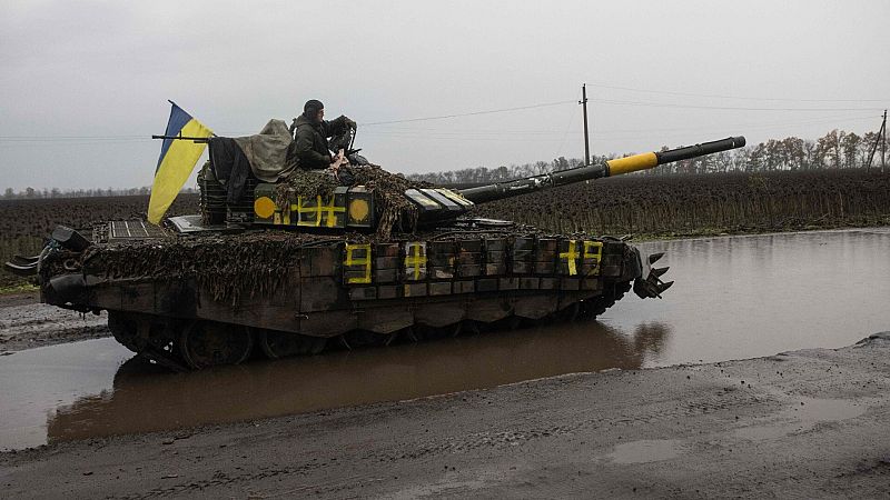 Un militar ucraniano en un tanque cerca de Borivske, en la región de Járkov