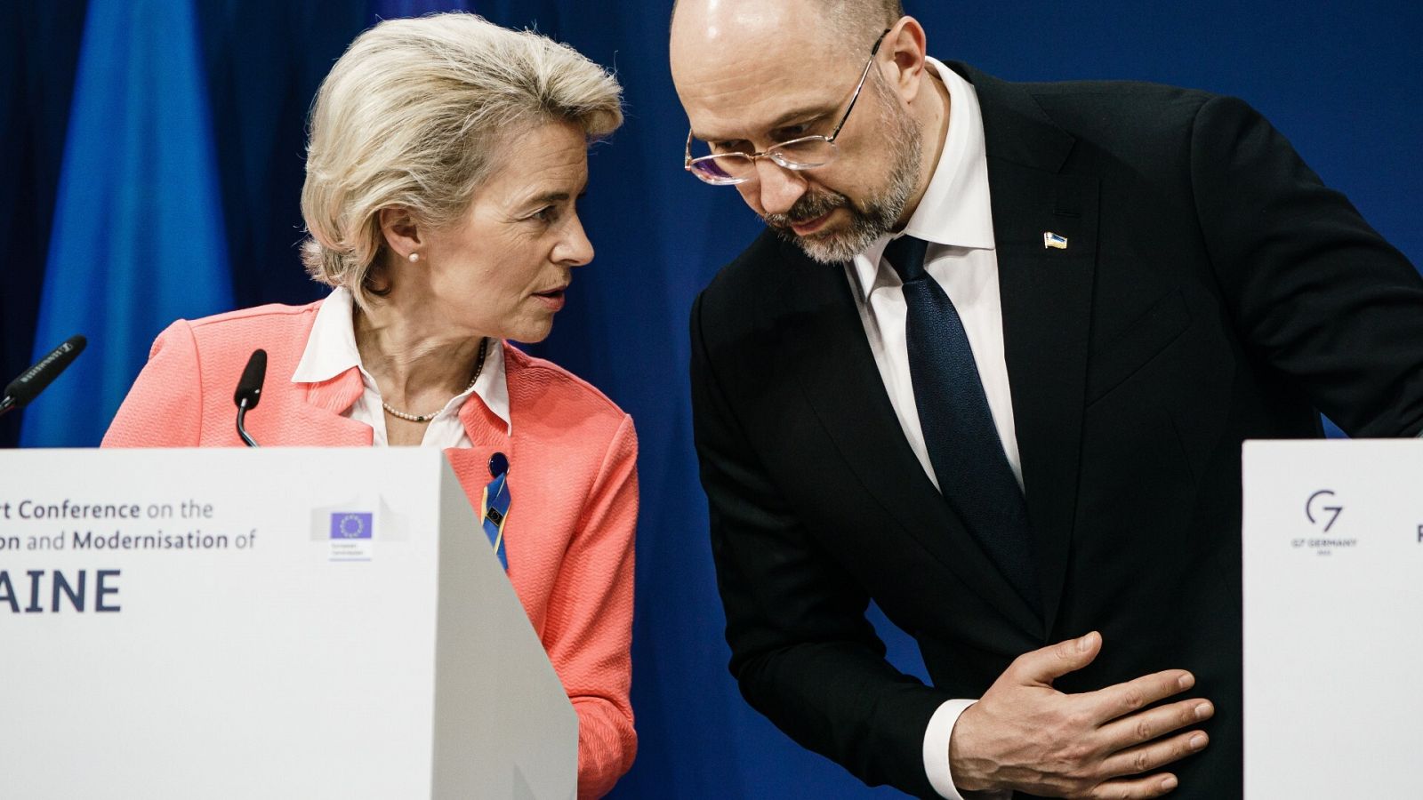 Von der Leyen habla con el primer ministro ucraniano en Berlín