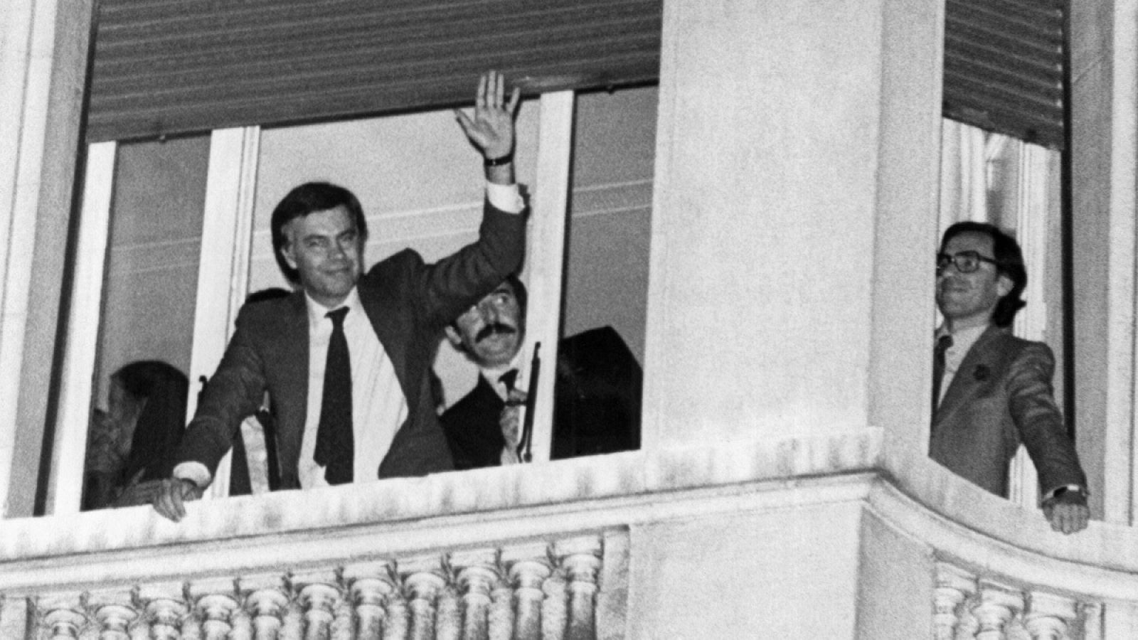 Felipe González y Alfonso Guerra celebran, asomados a un balcón, la victoria del PSOE en las elecciones del 28 de octubre de 1982.