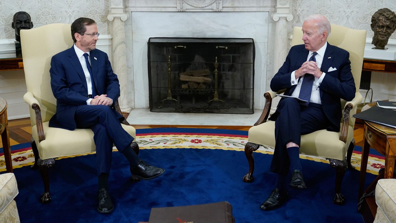 El presidente de EE.UU., Joe Biden, y su homólogo de Israel, Isaac Herzog, conversan durante la reunión en el Despacho Oval de la Casa Blanca.