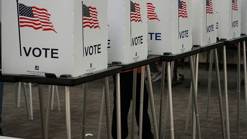 Cabinas de votación para las elecciones legislativas de EE.U. 2022