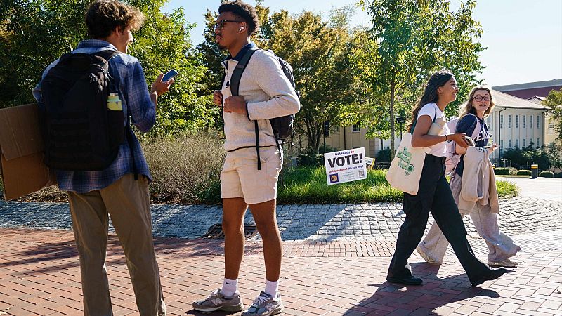 Jóvenes en el campus de la Universidad de Emory, en Atlanta, Georgia, EE.UU. Foto: Elijah Nouvelage / AFP