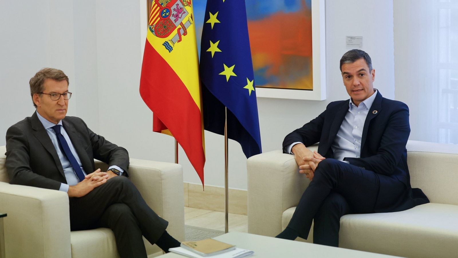 El presidente del Gobierno, Pedro Sánchez con el líder del PP, Alberto Núñez Feijóo, en La Moncloa