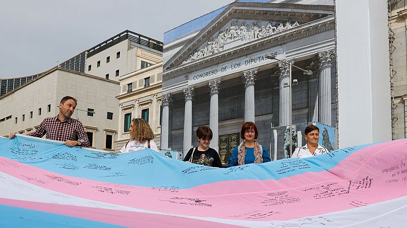 Varios activistas protestan a favor de la ley trans a las puertas del Congreso