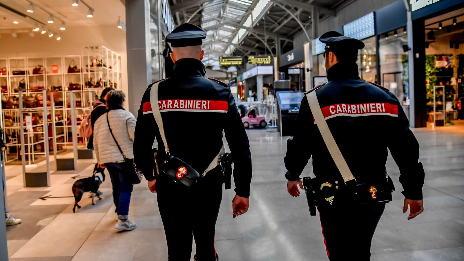 La policía patrulla el centro comercal de Assago donde tuvo lugar el suceso