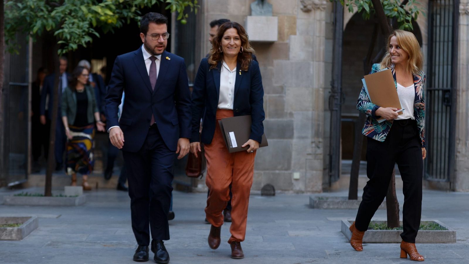 El presidente de la Generaliat junto a las conselleras Vilagrà (c) y Natalia Mas (d) llegando al Palau de la Generalitat