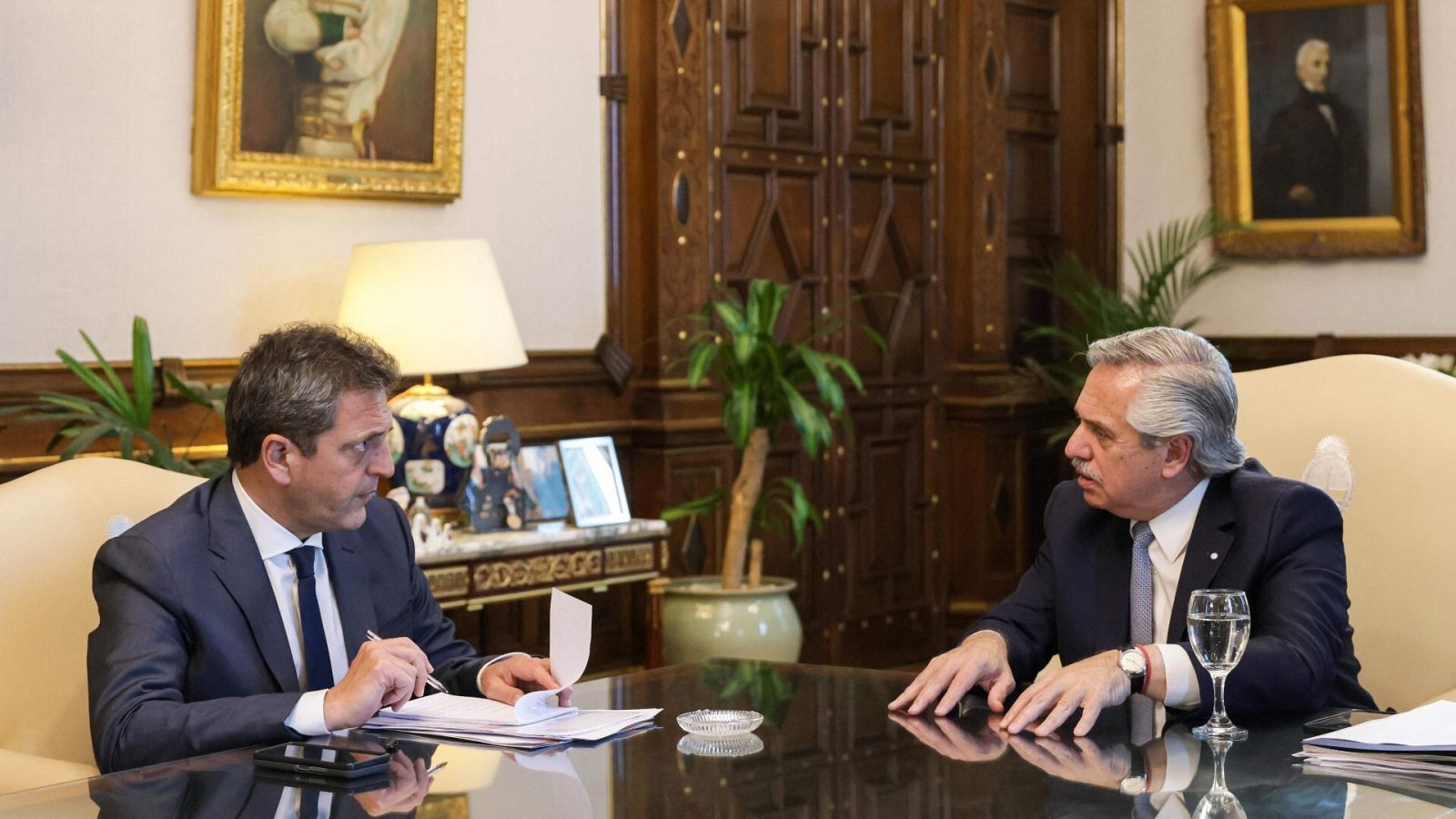 El presidente de Argentina, Alberto Fernández, conversa con el ministro de Economía, Sergio Massa