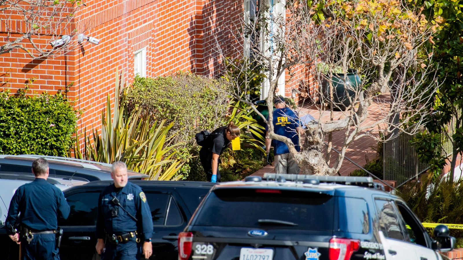 Policías y agentes del FBI en el exterior de la casa de Nancy Pelosi en San Francisco.