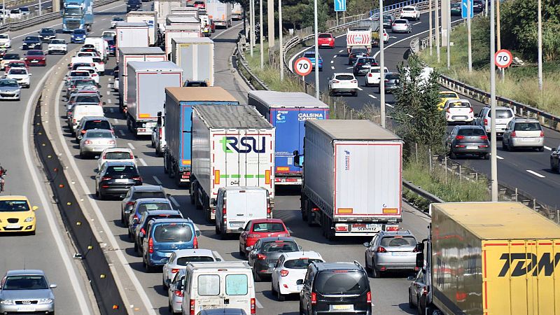 Cotxes aturats a l'AP-7, a Cerdanyola del Vallès, en sentit Girona