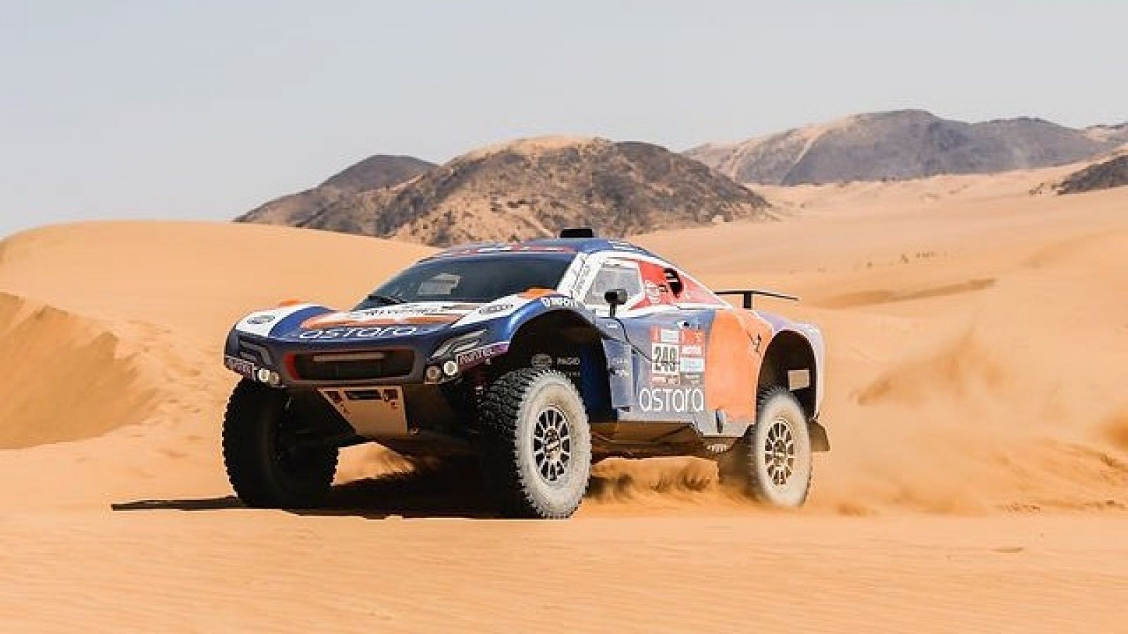 Un coche del Team Astara durante en el Dakar 2022