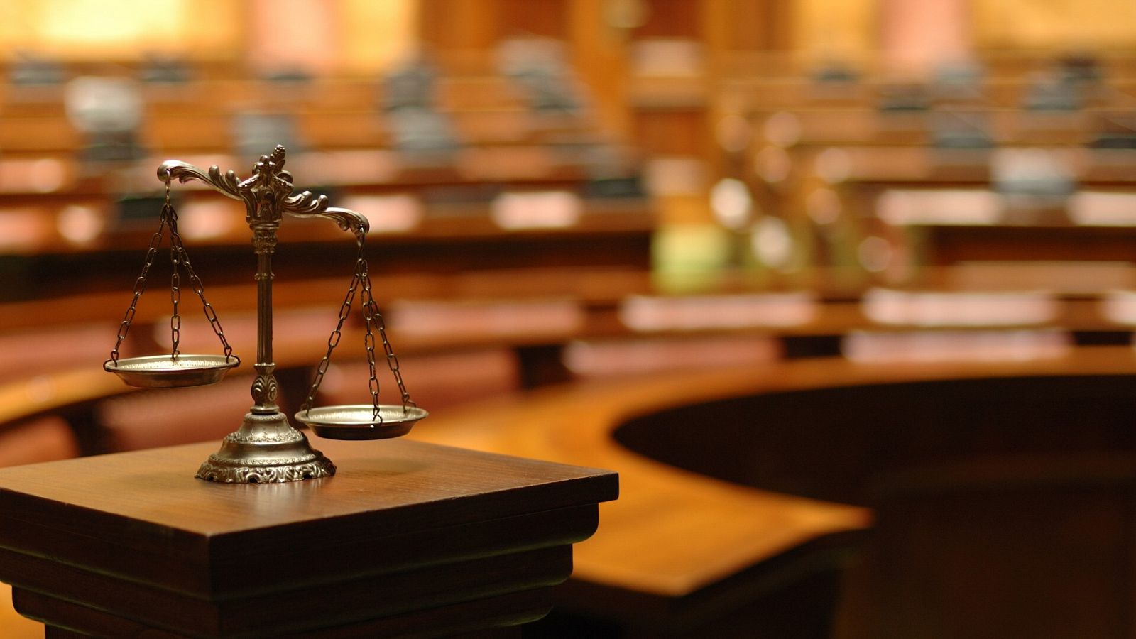 Balanza de la justicia en un juzgado