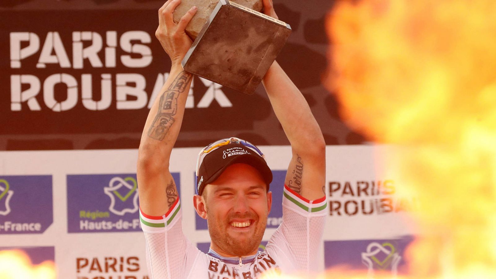 Sonny Colbrelli levanta el trofeo de la Paris-Roubaix 2021