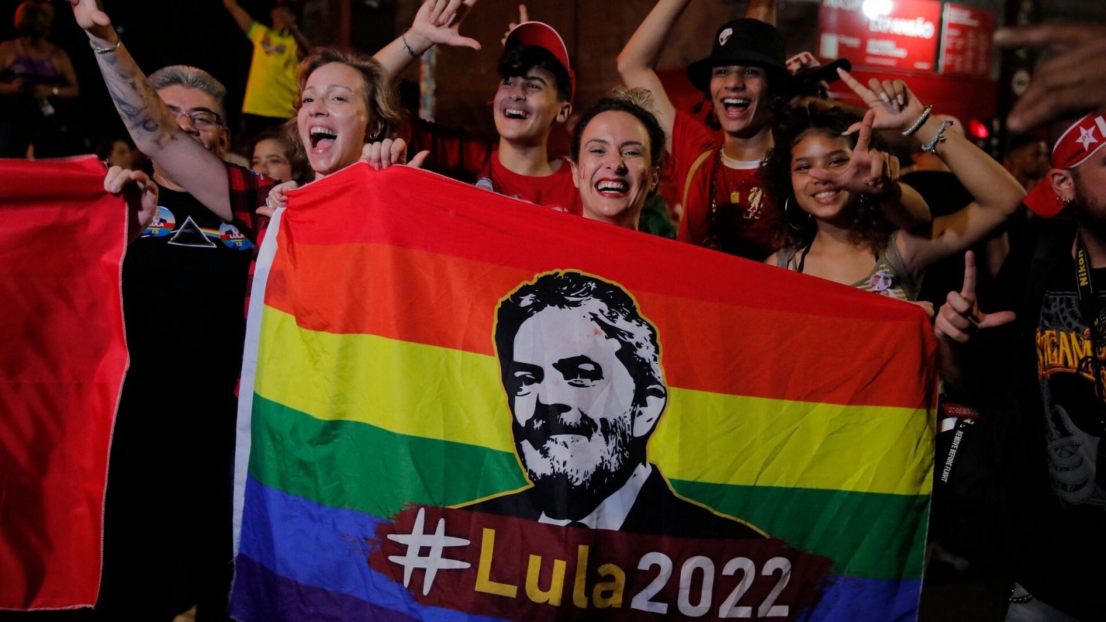 Simpatizantes de Lula celebran su victoria en las elecciones en las calles de Sao Paulo