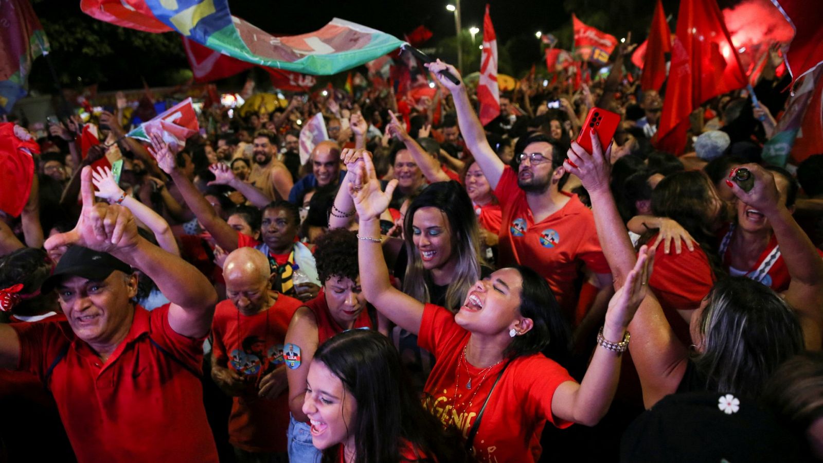 Simpatizantes de Lula celebran su victoria electoral en Brasilia.