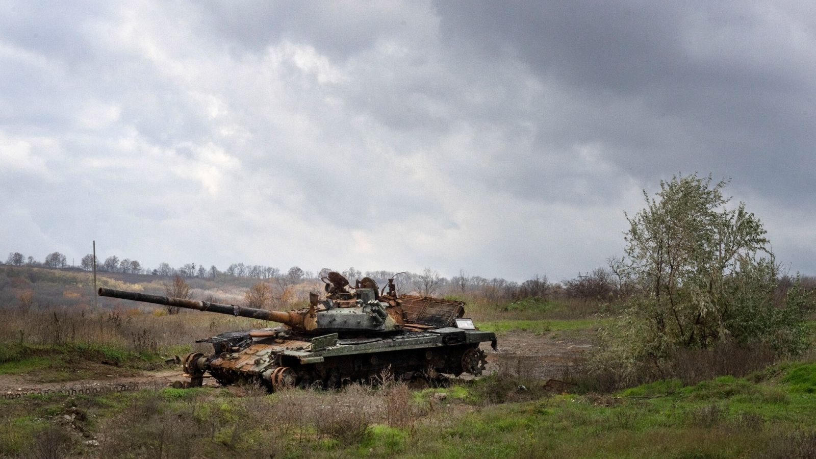 Un tanque ruso inutilizado y desarmado en el campo de batalla