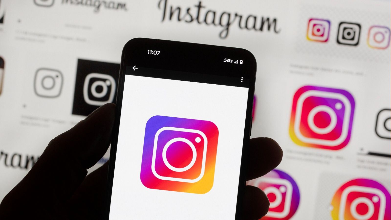 El logo de la red social Instagram en la pantalla de un móvil