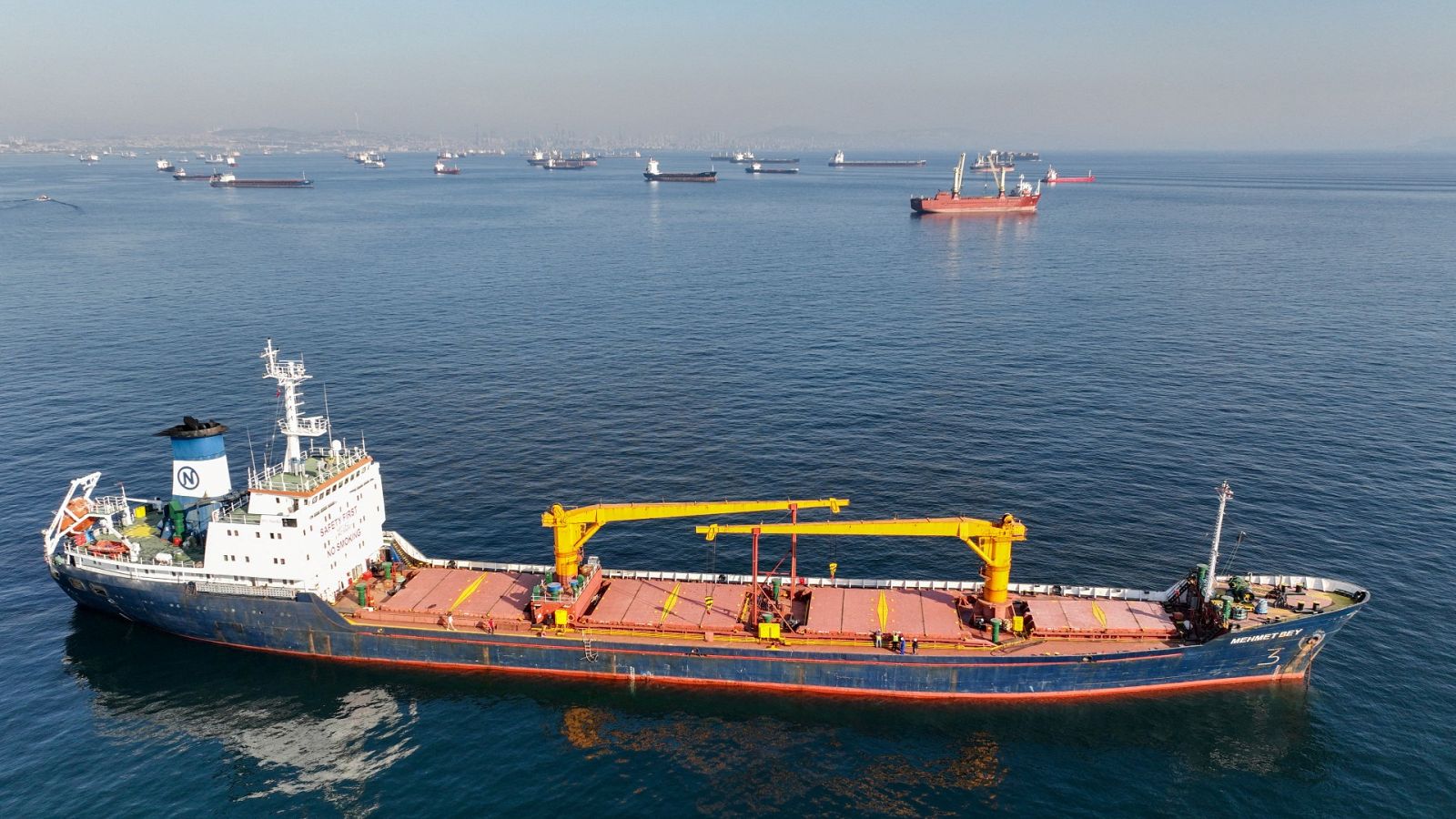 Imagen de un buque mientras atraviesa el Mar Negro