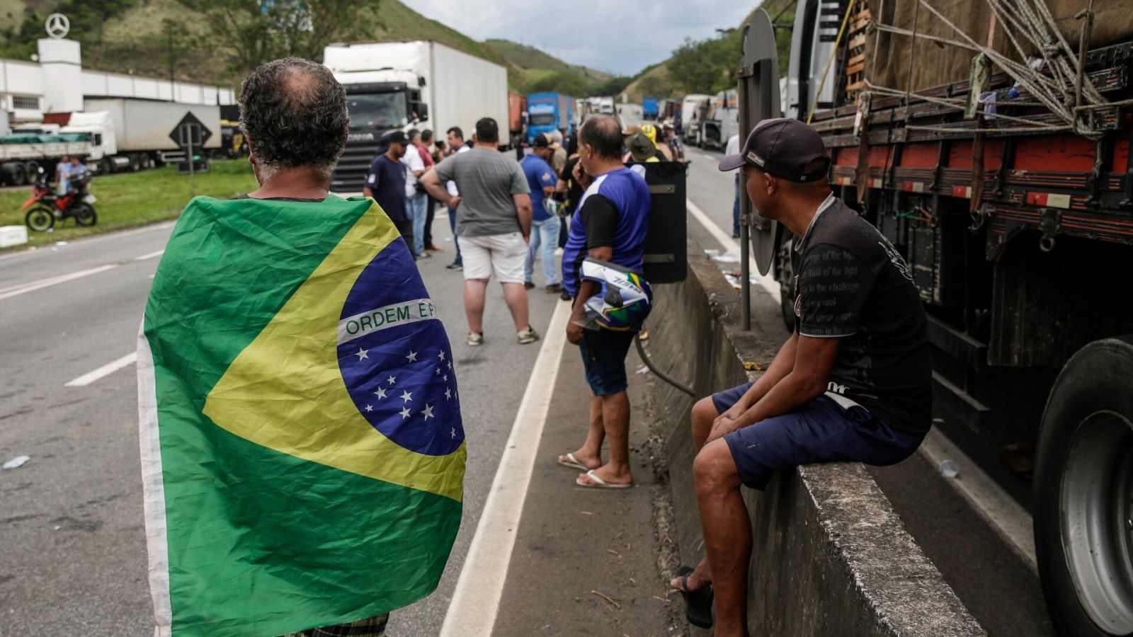 Un grupo de camioneros brasileños bloquean una carretera