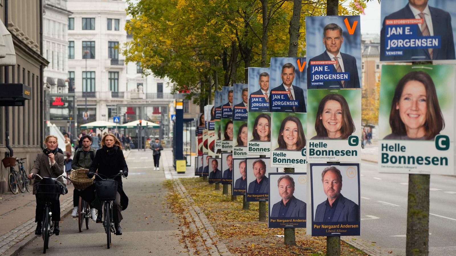 Carteles de la campaña electoral danesa en Copenhague, Dinamarca.