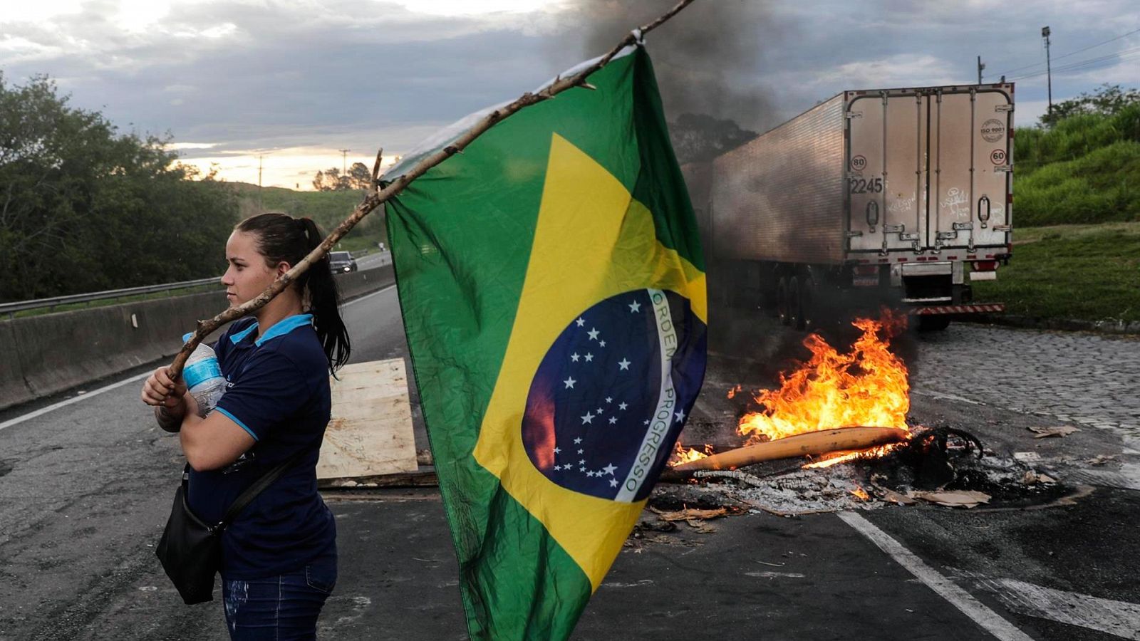 La carretera Presidente Dutra bloqueada por camioneros en Brasil.