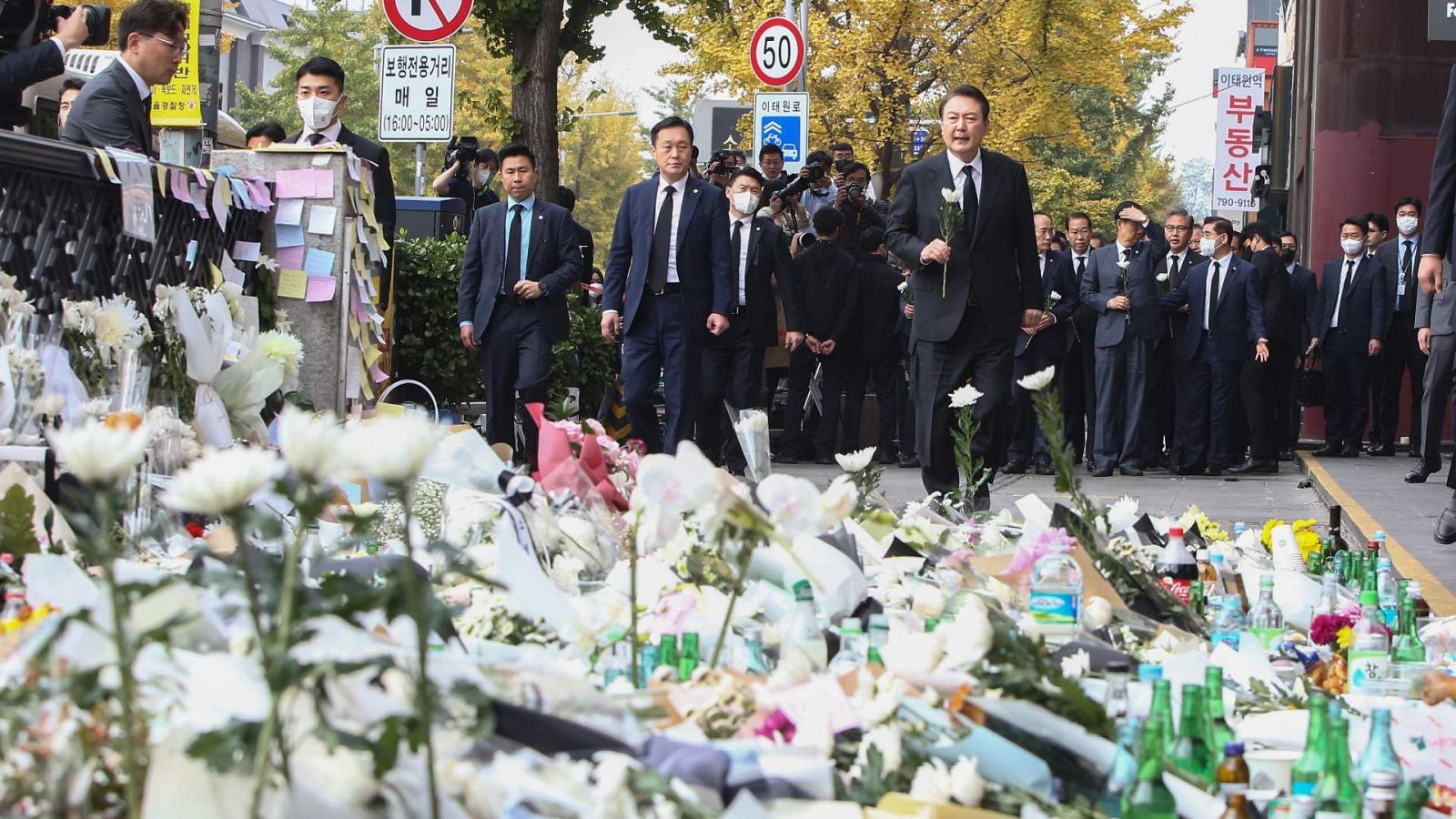 El presidente de Corea del Sur, Yoon Suk-Yeol, deposita flores para rendir homenaje a las víctimas de la estampida en Seúl.