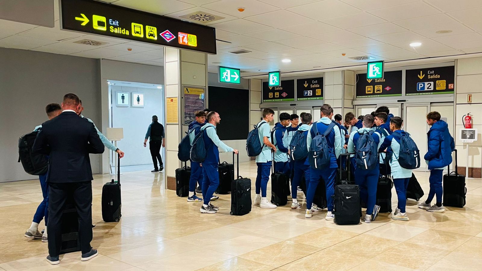 El juvenil del Atlético de Madrid, en el aeropuerto.