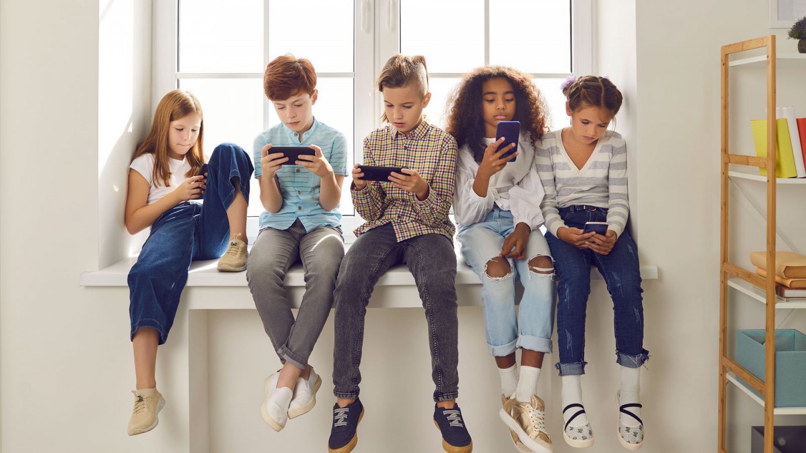 Niños mirando el teléfono movil