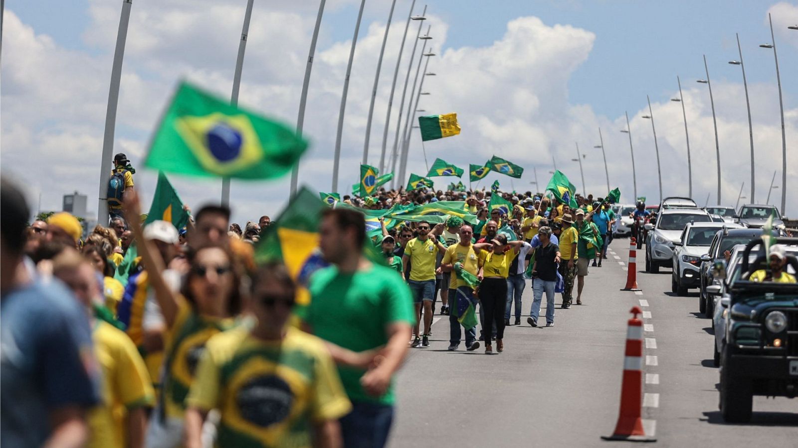 Seguidores del presidente de Brasil, Jair  Bolsonaro, protestan en las carreteras.