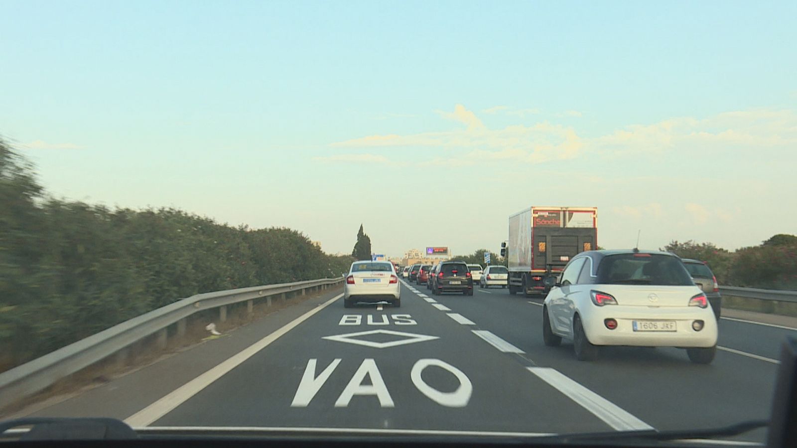 El carril de l'esquerra és només per vehicles autoritzats