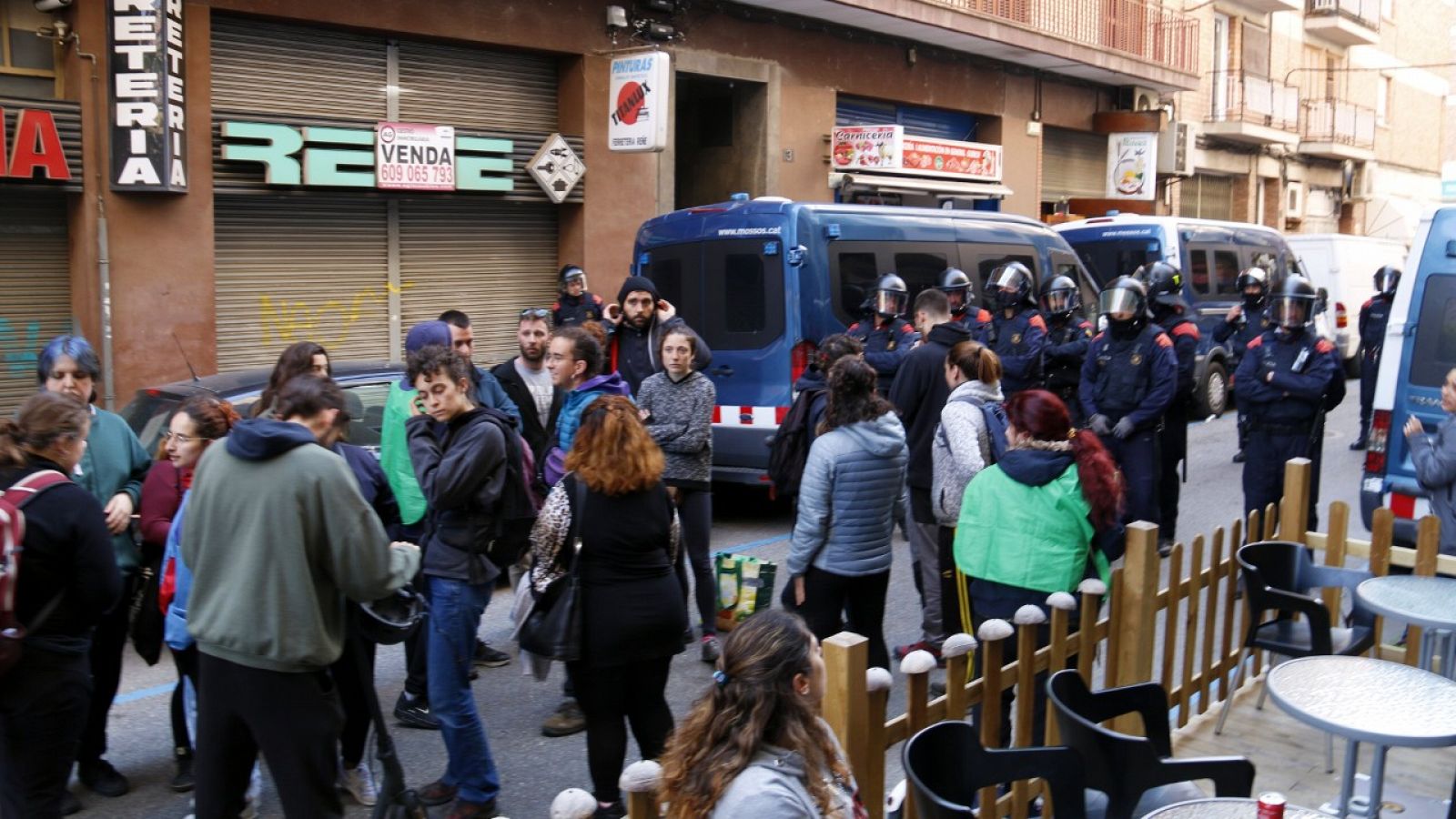 Mossos i membres de la PAH durant el desnonament d'una família a Lleida
