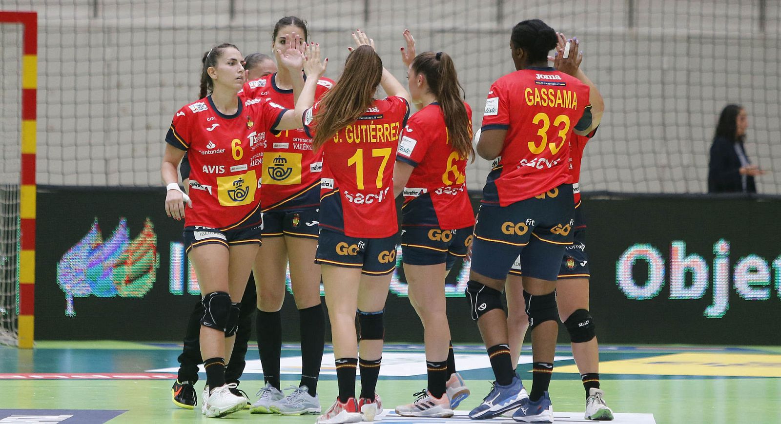 Las jugadoras de la selección española femenino de balonmano, tras un partido de preparación del Europeo