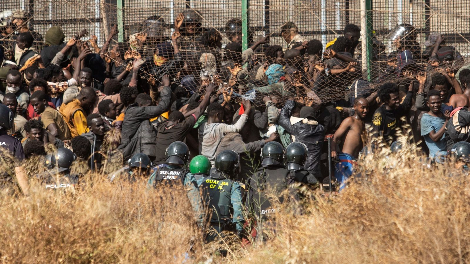 cientos de migrantes acorralados durante el intento de salto a la valla de Melilla dle pasado 24 de junio