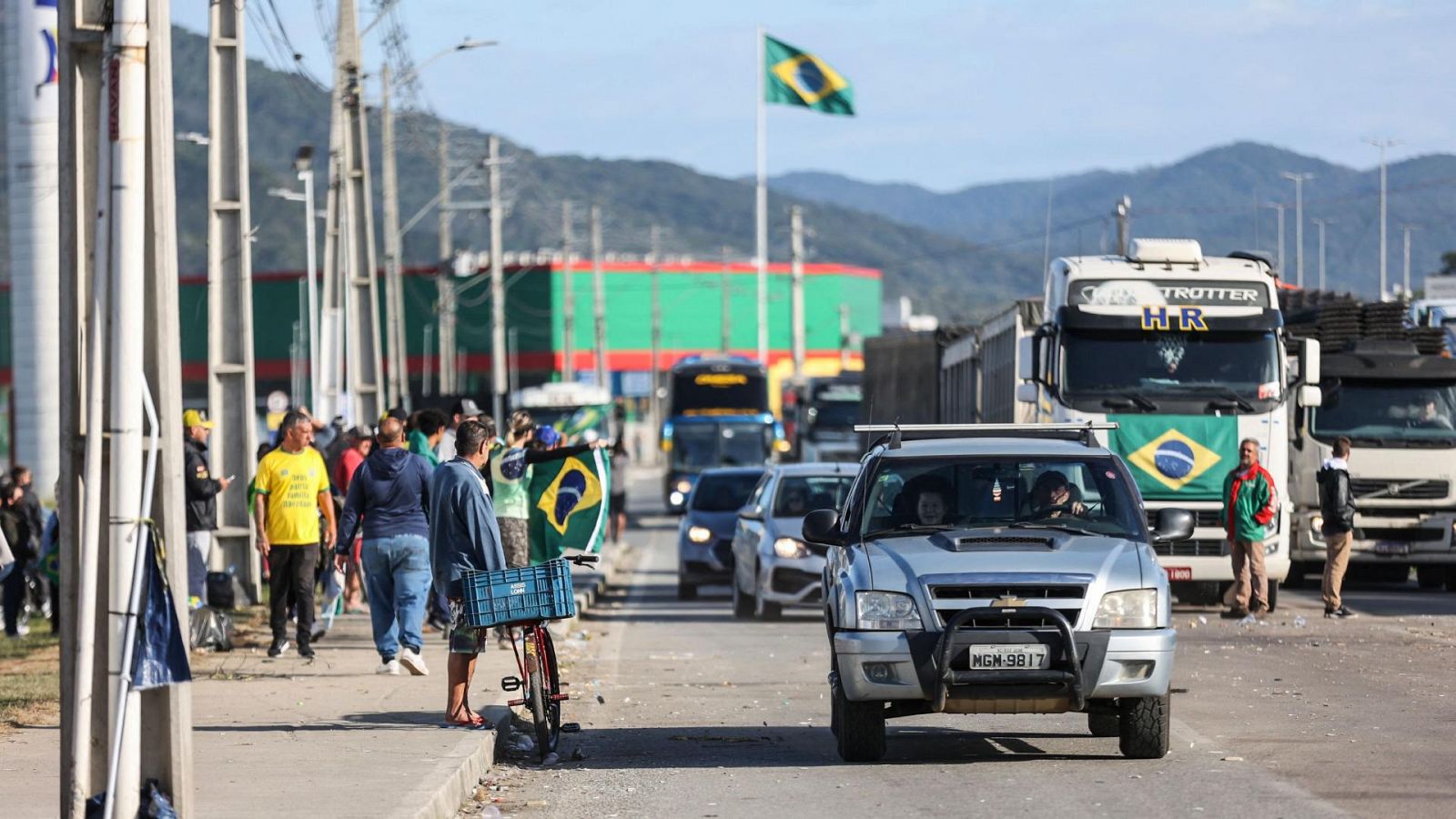 Un bloqueo de simpatizantes de Bolsonaro es desmontado por la Policía Federal de Carreteras en Brasil.